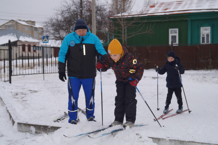 Юные спортсмены получили новое и современное оборудование для лыжных гонок.